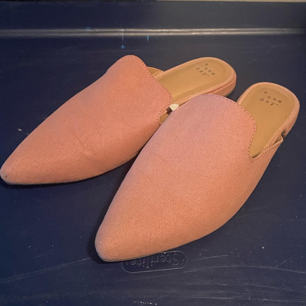 Size 9 1/2 womens pink “New Day” (Target Brand) slide in